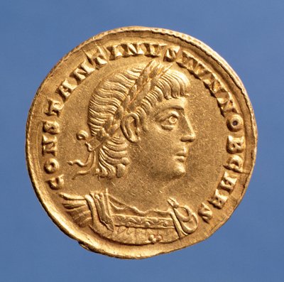 Solidus (Vorderseite) von Konstantin II. Caesar in Rüstung (Gold) von Roman